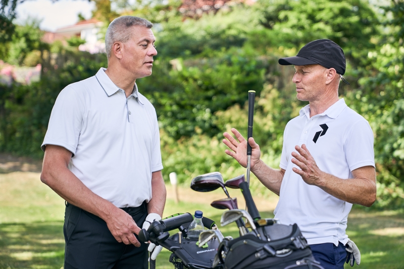 To mænd golf relation